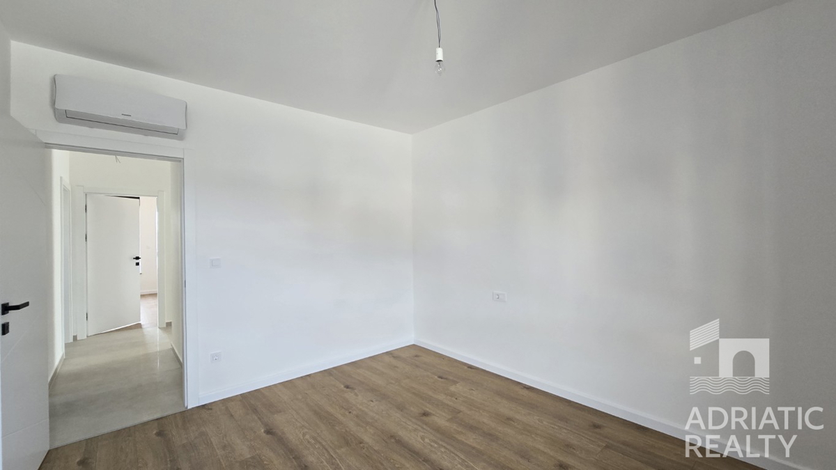 Tribunj, stan s tremi spalnicami in veliko teraso v novogradnji