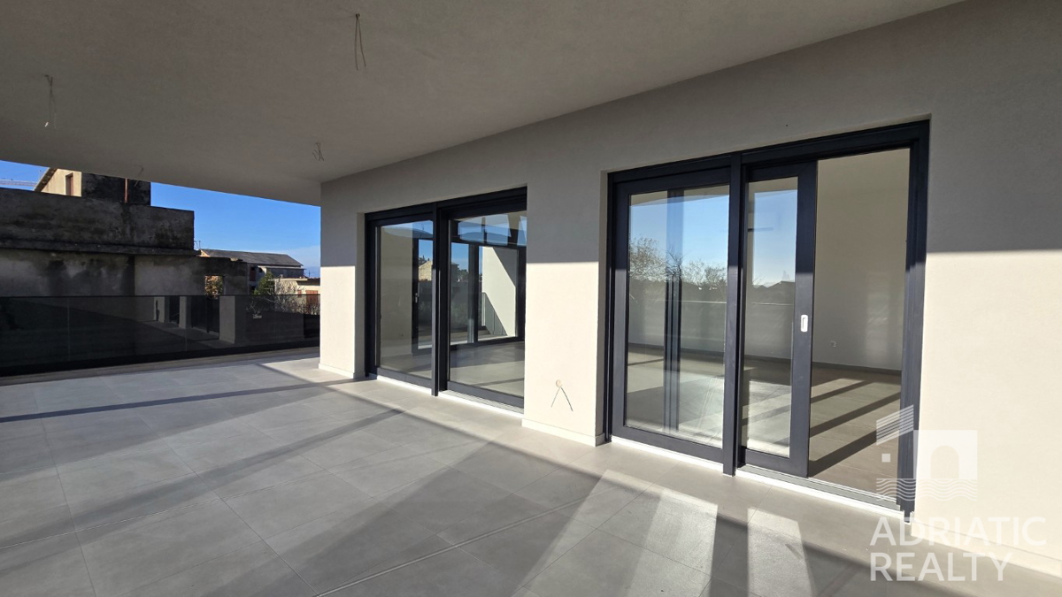 Tribunj, stan s tremi spalnicami in veliko teraso v novogradnji