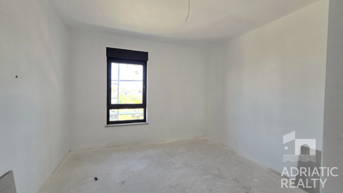 Tribunj, stan s tremi spalnicami in veliko teraso v novogradnji