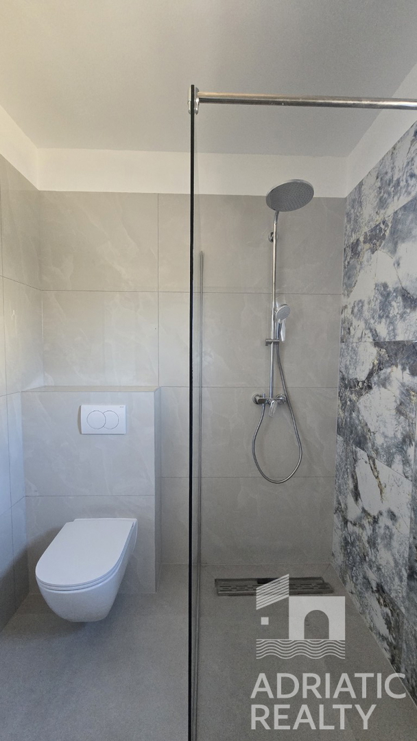 Tribunj, stan s tremi spalnicami in veliko teraso v novogradnji