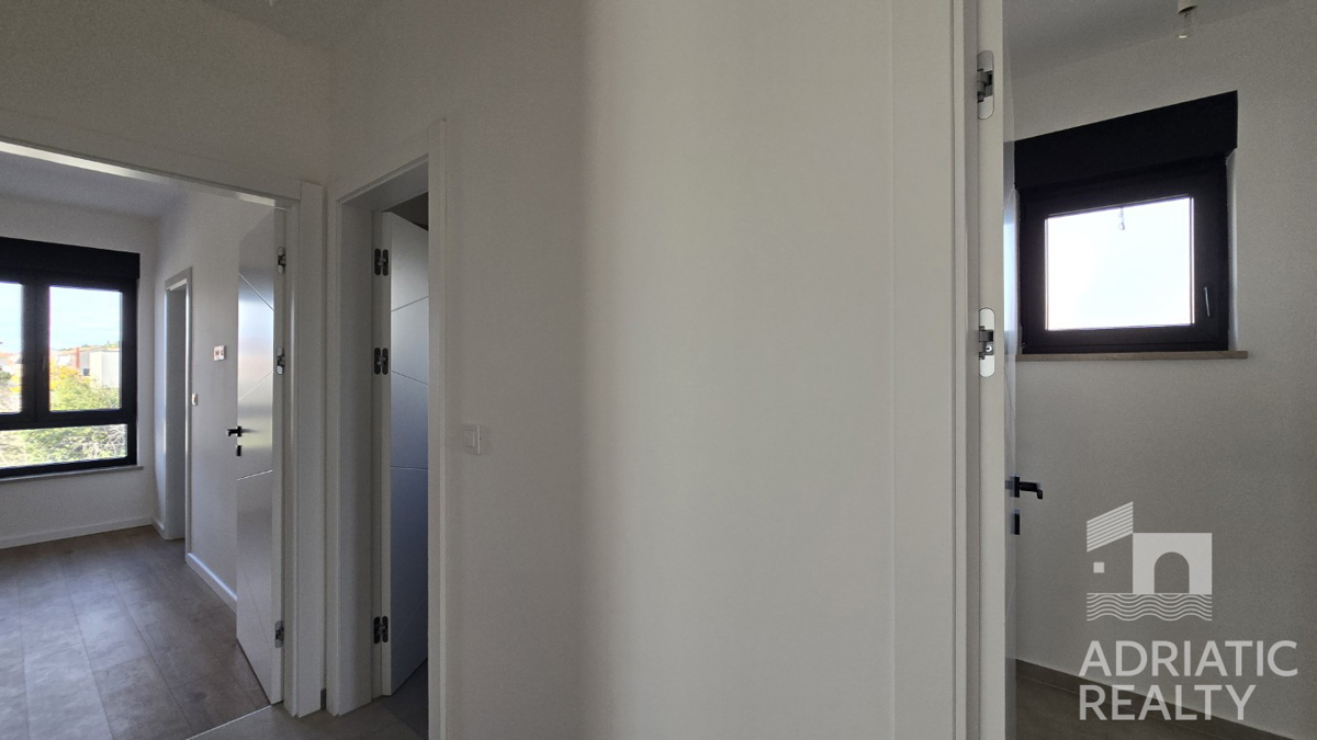 Tribunj, stan s tremi spalnicami in veliko teraso v novogradnji