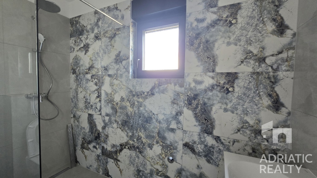 Tribunj, stan s tremi spalnicami in veliko teraso v novogradnji