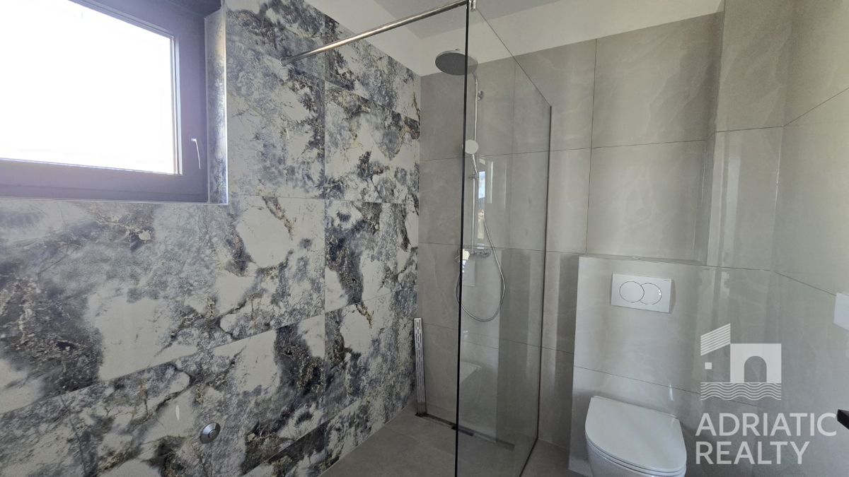 Tribunj, stan s tremi spalnicami in veliko teraso v novogradnji