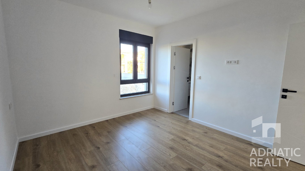 Tribunj, stan s tremi spalnicami in veliko teraso v novogradnji