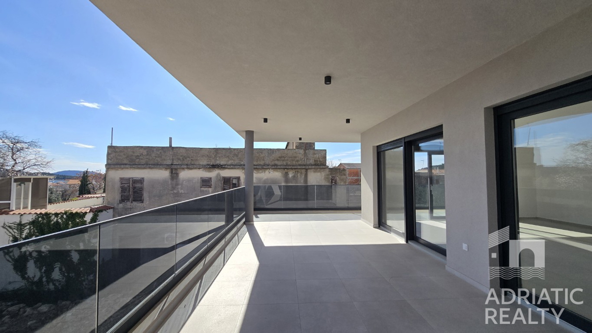 Tribunj, stan s tremi spalnicami in veliko teraso v novogradnji