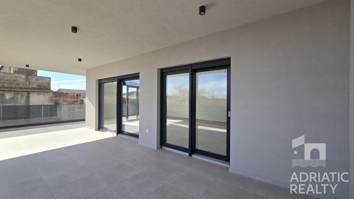 Tribunj, stan s tremi spalnicami in veliko teraso v novogradnji