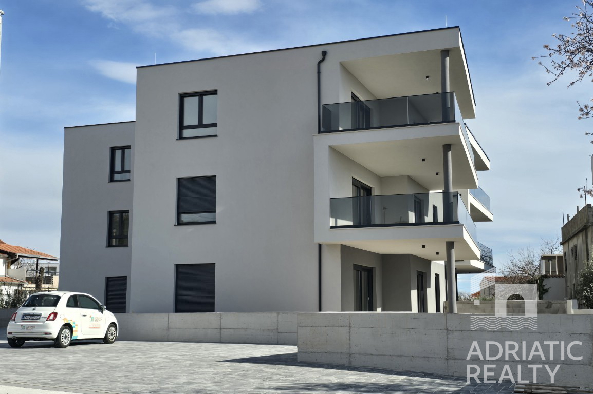 Tribunj, stan s tremi spalnicami in veliko teraso v novogradnji