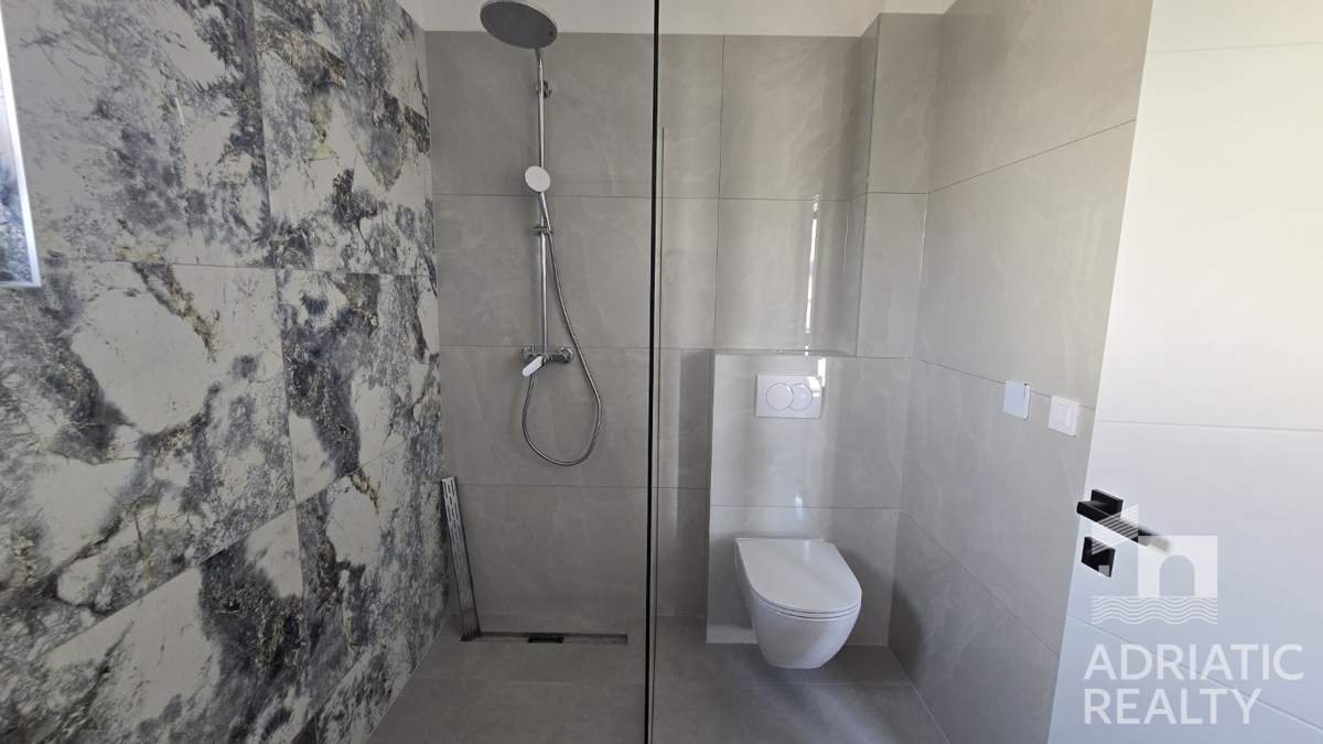 Tribunj, stan s tremi spalnicami in veliko teraso v novogradnji