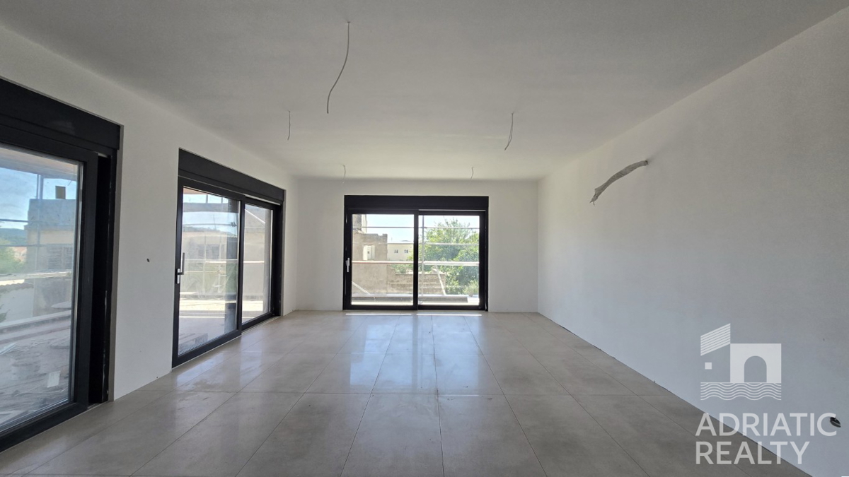 Tribunj, stan s tremi spalnicami in veliko teraso v novogradnji