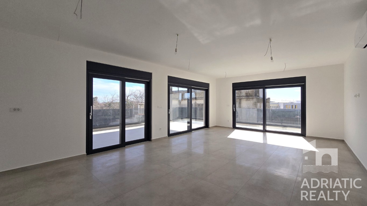 Tribunj, stan s tremi spalnicami in veliko teraso v novogradnji