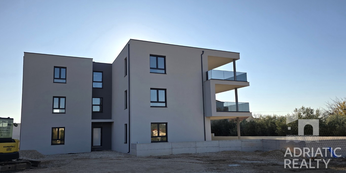 Tribunj, stan s tremi spalnicami in veliko teraso v novogradnji