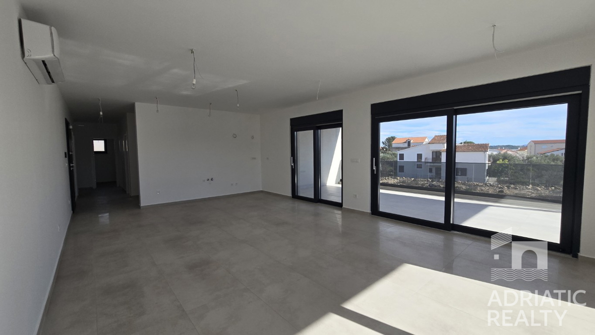 Tribunj, stan s tremi spalnicami in veliko teraso v novogradnji