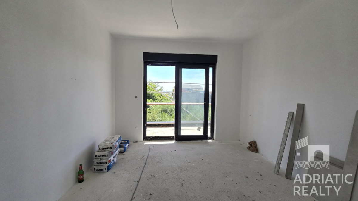 Tribunj, stan s tremi spalnicami in veliko teraso v novogradnji