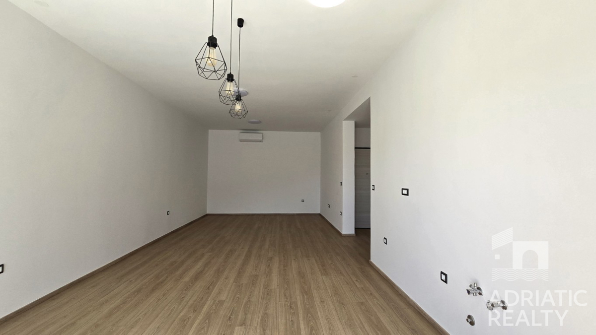 Vodice, stanovanje s privatnim ulazom, vrtom in dvema parkirnima mestoma