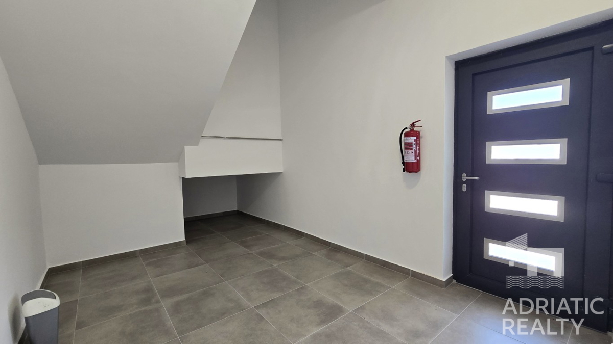 Vodice, stanovanje s privatnim ulazom, vrtom in dvema parkirnima mestoma