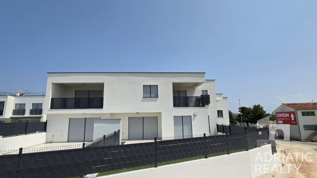 Vodice, stanovanje s privatnim ulazom, vrtom in dvema parkirnima mestoma