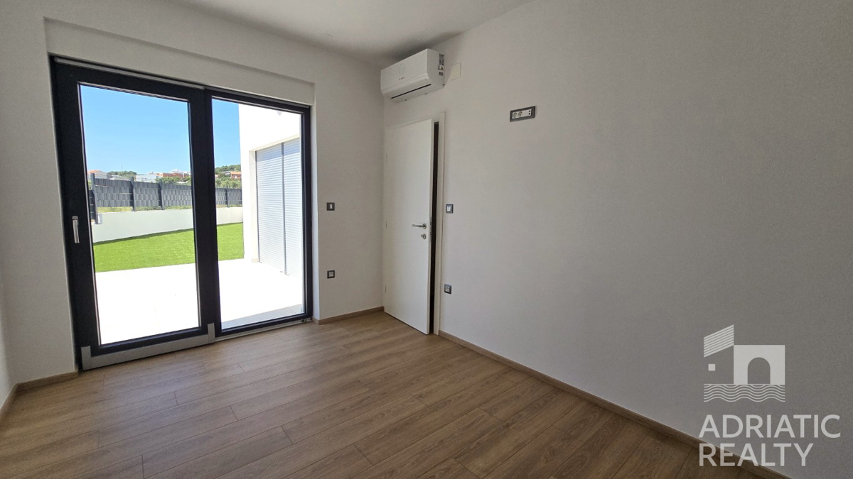 Vodice, stanovanje s privatnim ulazom, vrtom in dvema parkirnima mestoma