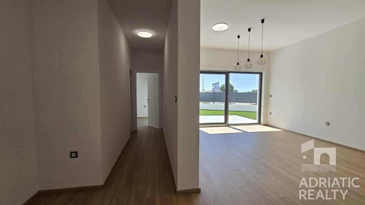 Vodice, stanovanje s privatnim ulazom, vrtom in dvema parkirnima mestoma