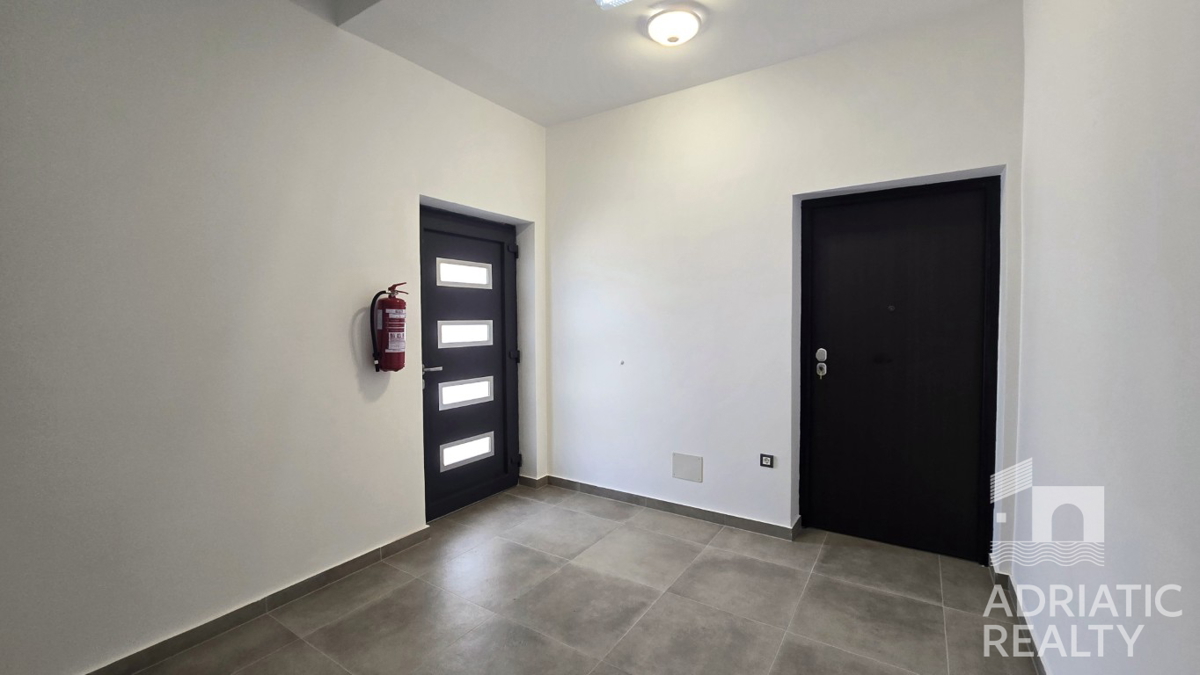 Vodice, stanovanje s privatnim ulazom, vrtom in dvema parkirnima mestoma
