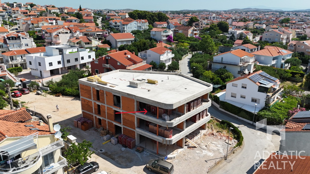 Vodice, luksuzni trosobni stan s prekrasnim pogledom na morje – 150 m od plaže