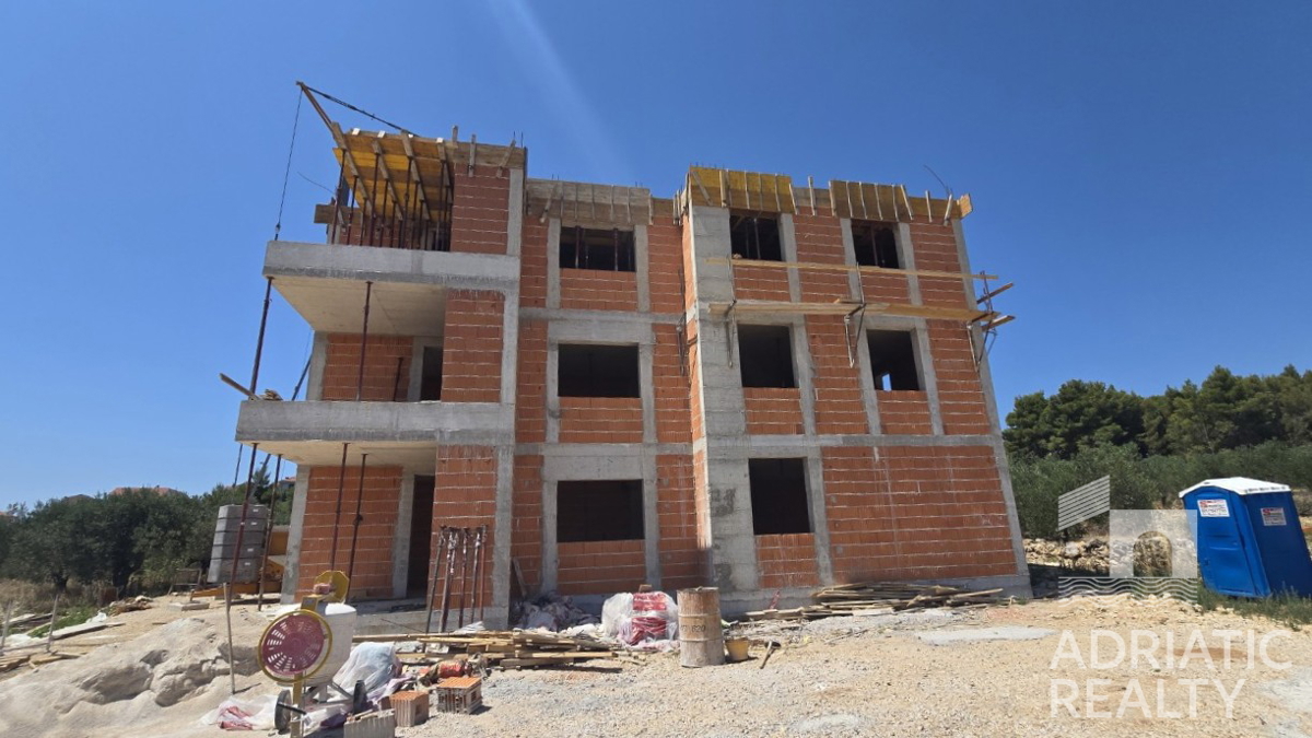Vodice, enoprostorska stanovanje z vrtom na lepi lokaciji