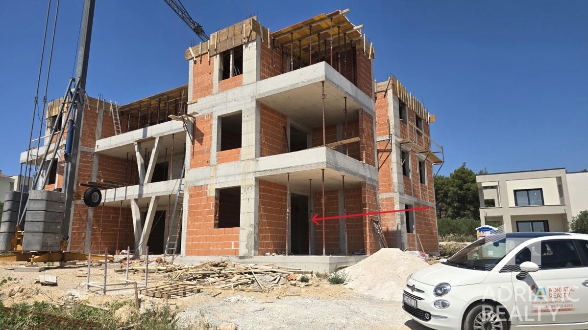 Vodice, enoprostorska stanovanje z vrtom na lepi lokaciji