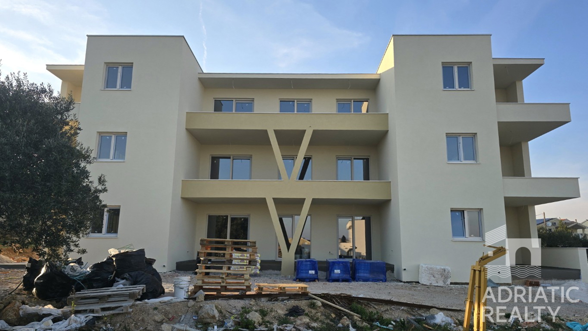 Vodice, enoprostorska stanovanje z vrtom na lepi lokaciji