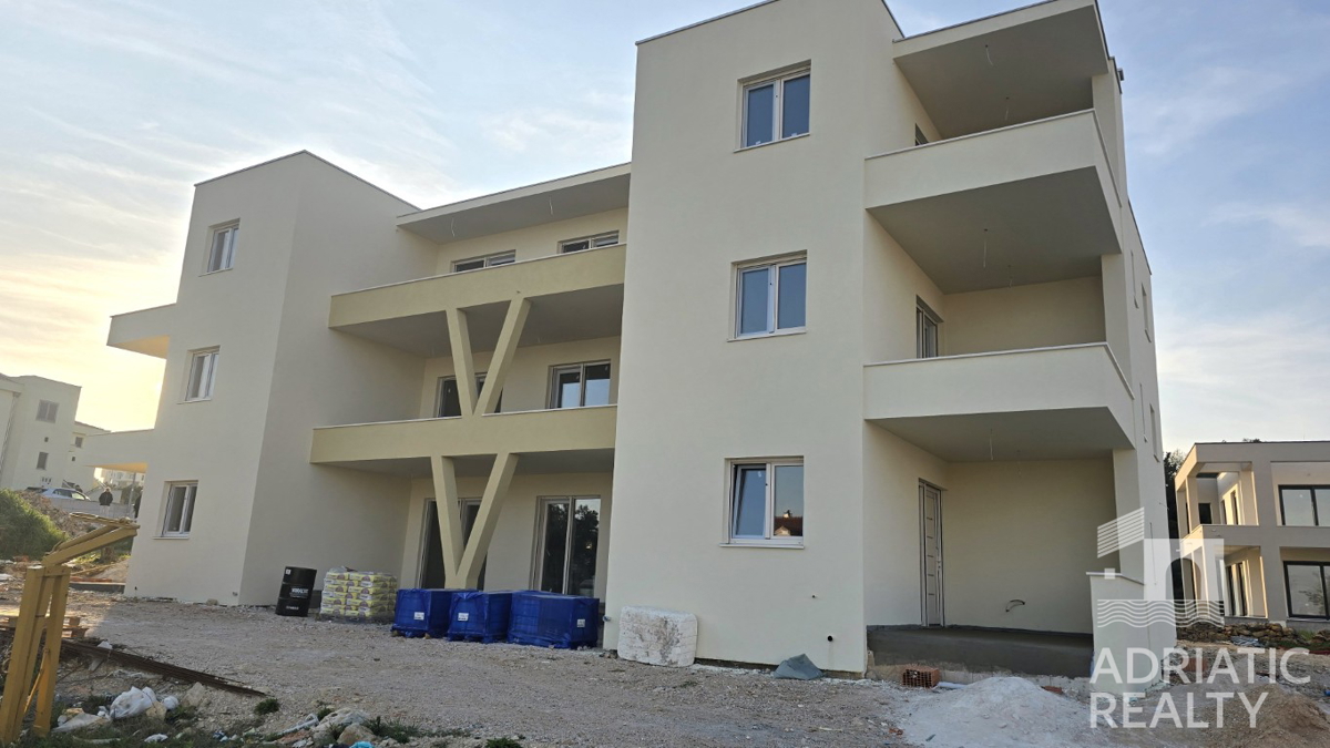 Vodice, enoprostorska stanovanje z vrtom na lepi lokaciji