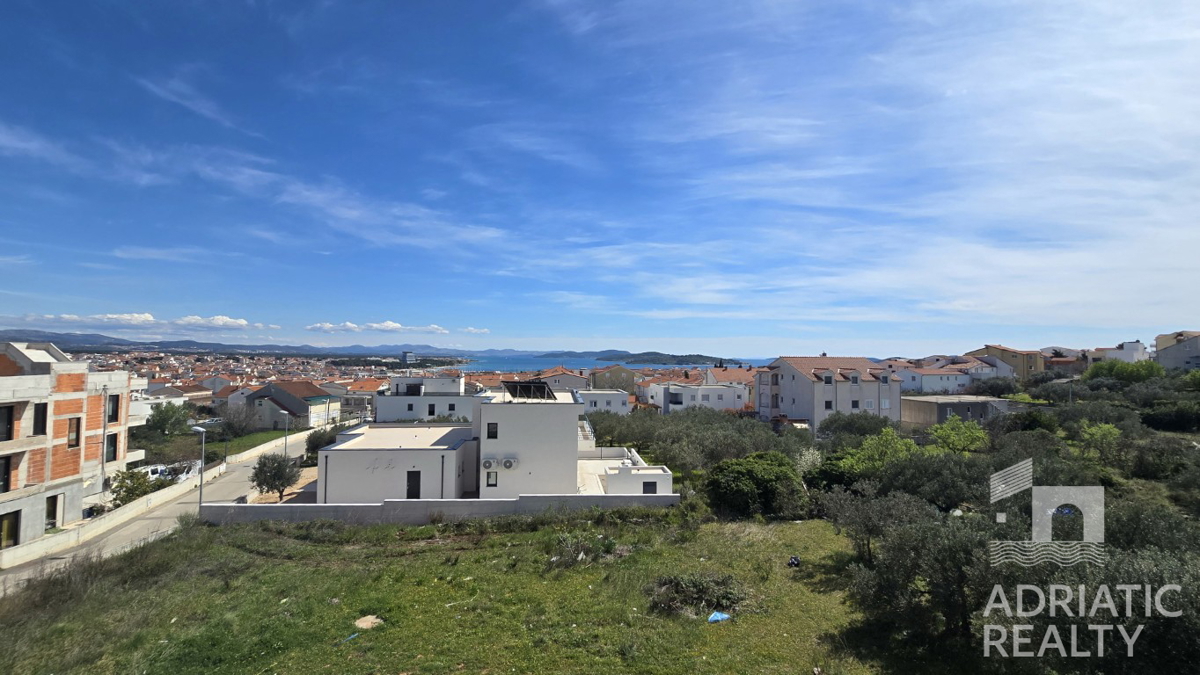 Vodice, enoprostorska stanovanje z vrtom na lepi lokaciji