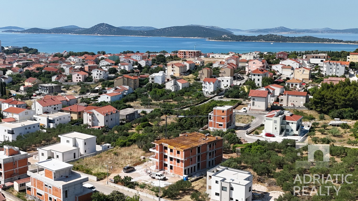 Vodice, enoprostorska stanovanje z vrtom na lepi lokaciji