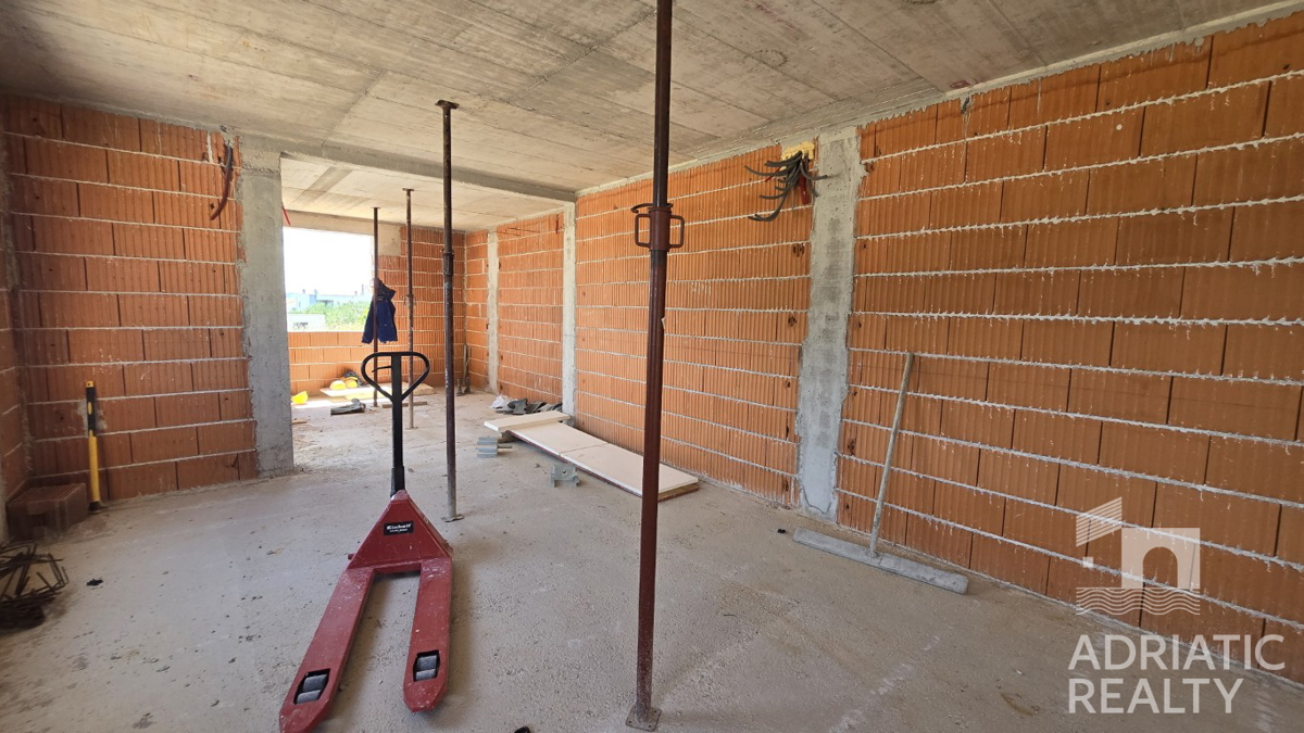 Vodice, enoprostorska stanovanje z vrtom na lepi lokaciji