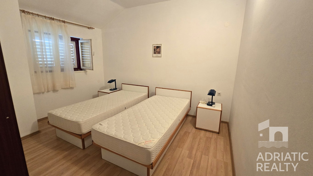 Žaborič, opremljena družinska hiša, oddaljena 100 m od plaže