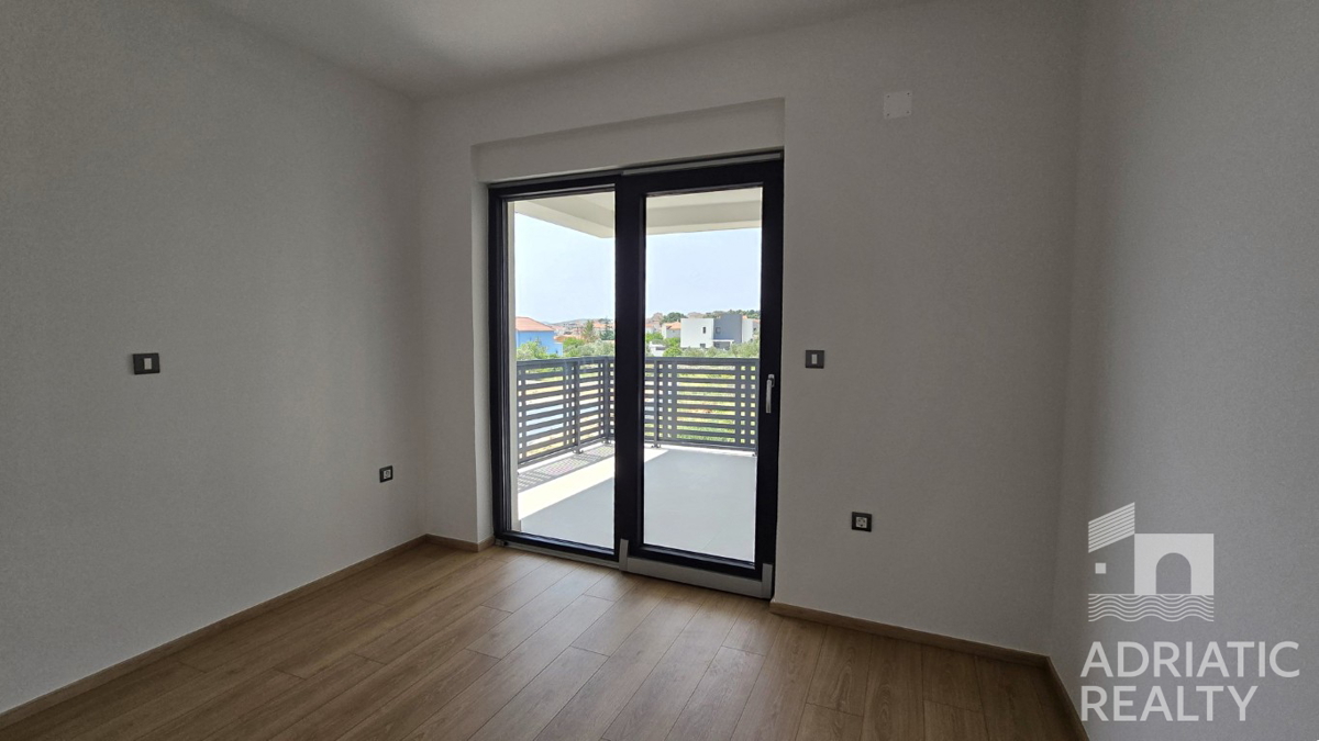 Vodice, prostoren dvosobni stanovanje s teraso, takoj vseljiv