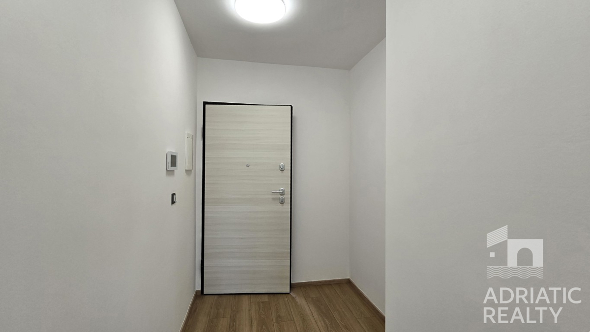 Vodice, prostoren dvosobni stanovanje s teraso, takoj vseljiv