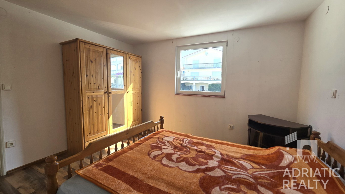 Vodice, samostojna hiša na mirni lokaciji, 15 minut hoje do morja in centra