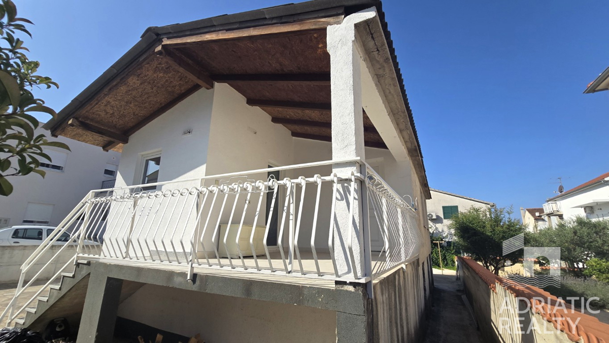 Vodice, samostojna hiša na mirni lokaciji, 15 minut hoje do morja in centra