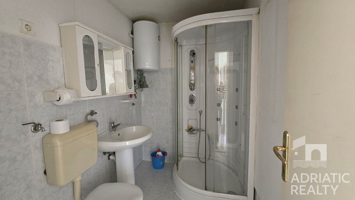 Vodice, samostojna hiša na mirni lokaciji, 15 minut hoje do morja in centra