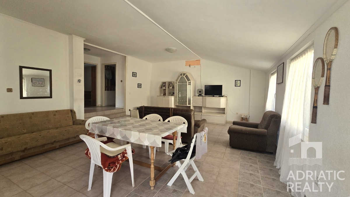 Vodice, samostojna hiša na mirni lokaciji, 15 minut hoje do morja in centra