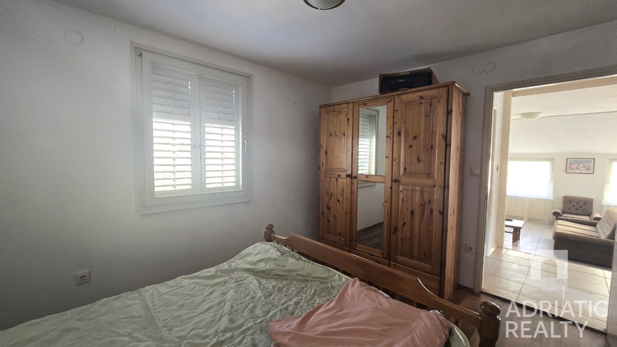 Vodice, samostojna hiša na mirni lokaciji, 15 minut hoje do morja in centra