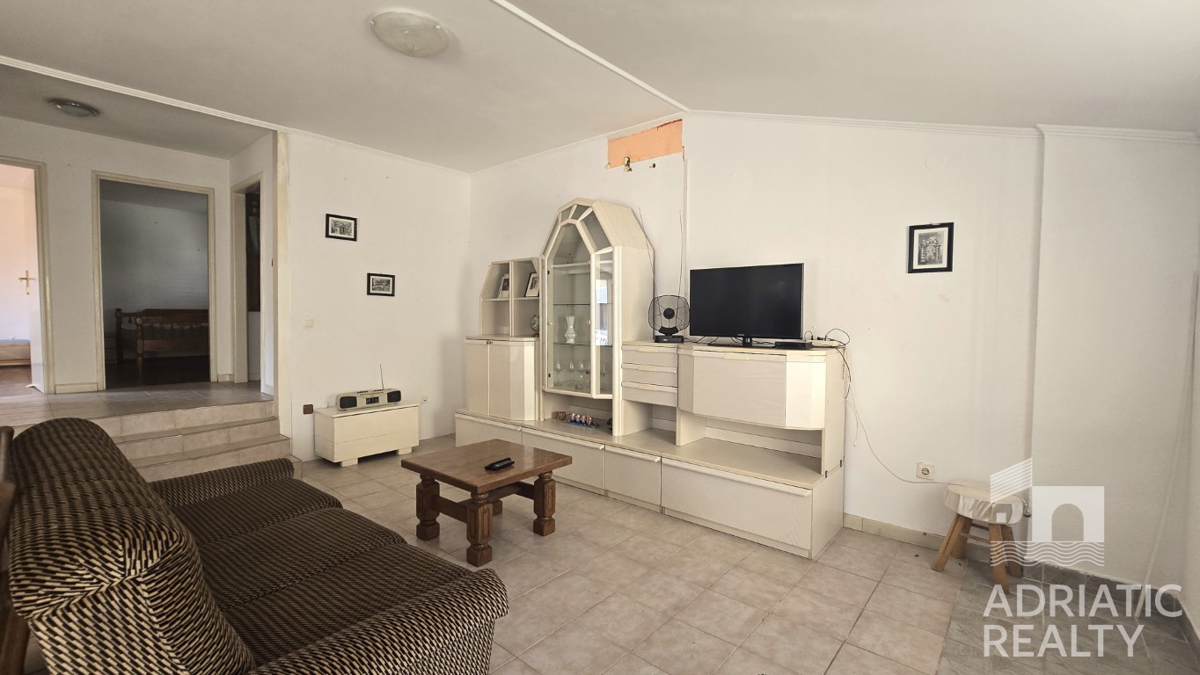 Vodice, samostojna hiša na mirni lokaciji, 15 minut hoje do morja in centra