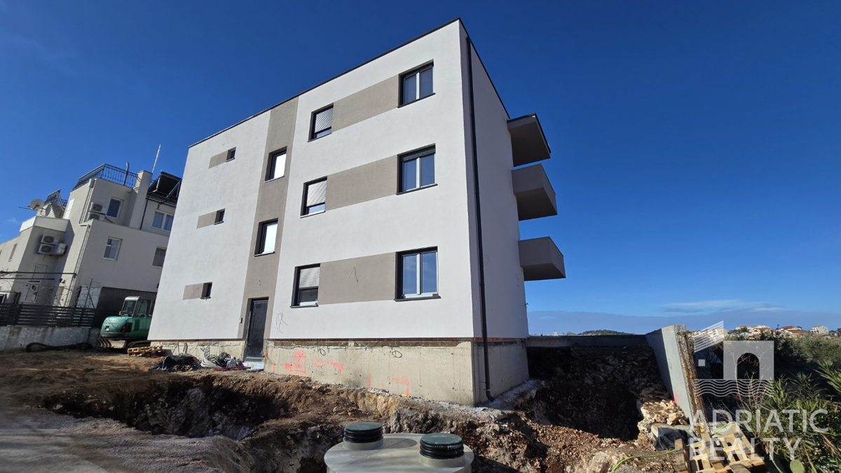 Grebaštica, moderno opremljeno stanovanje z razgledom na morje, le 300 m od plaže!