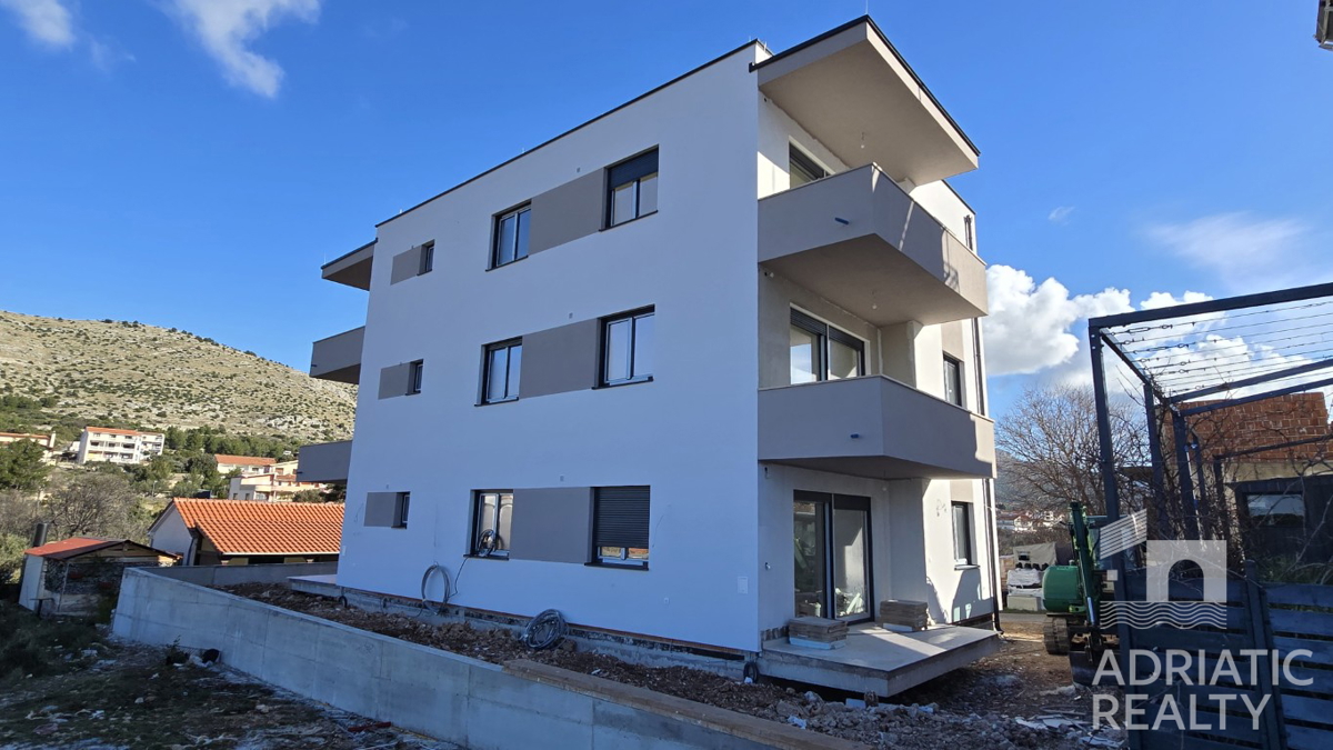 Grebaštica, moderno opremljeno stanovanje z razgledom na morje, le 300 m od plaže!