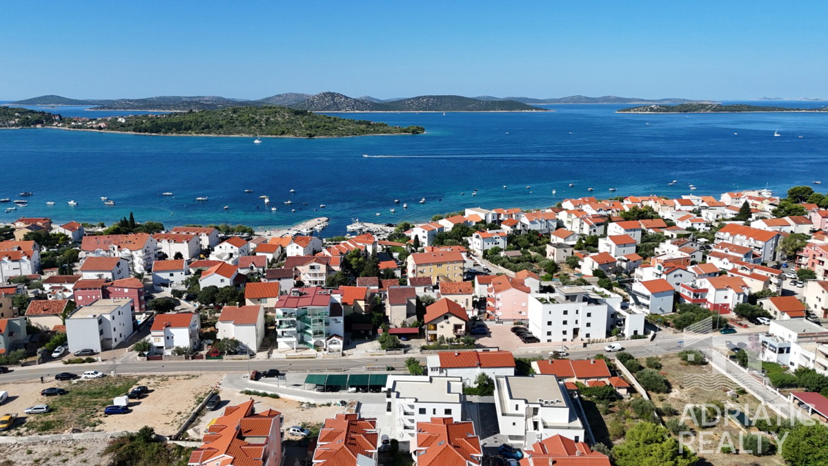 Srima, trisobno stanovanje z veliko teraso in vrtom 196,80 m2