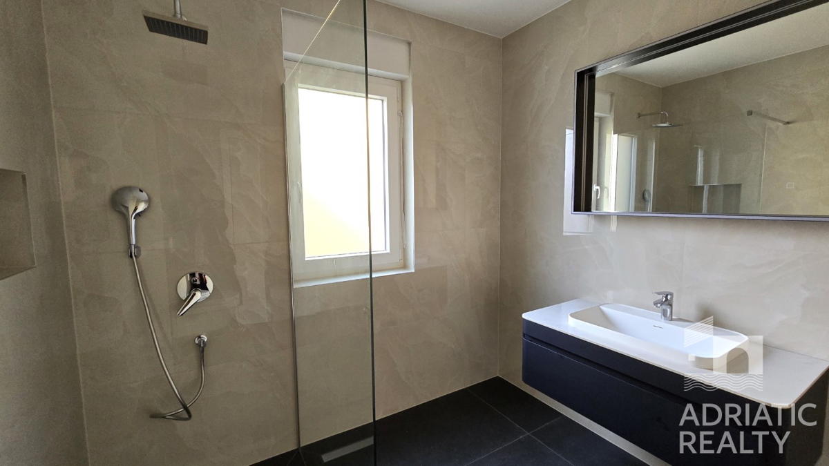 Vodice, sodoben dvosobni stanovanje na mirni lokaciji