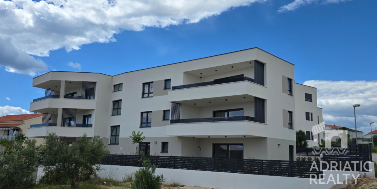 Vodice, moderan trisobni stan s pogledom na morje