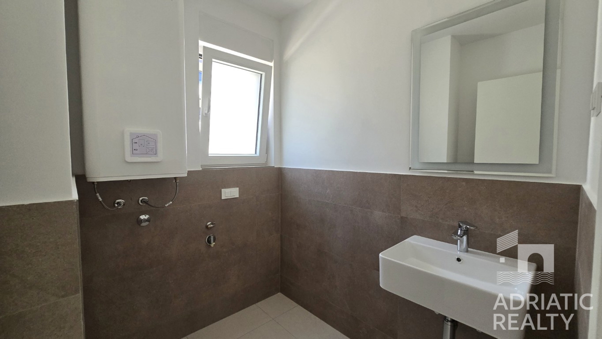 Vodice, moderan trisobni stan s pogledom na morje