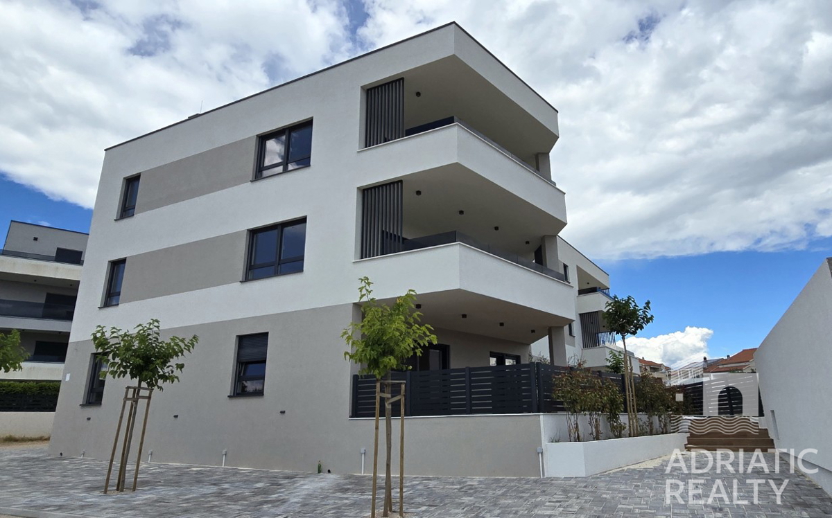 Vodice, moderan trisobni stan s pogledom na morje
