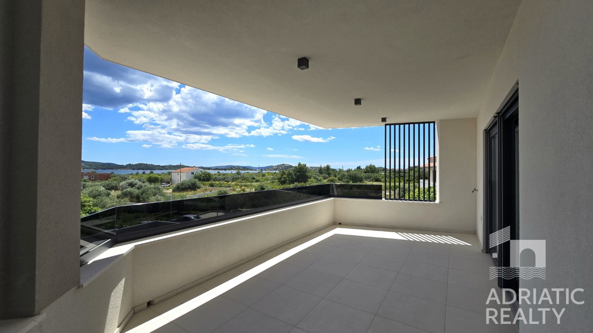 Vodice, moderan trisobni stan s pogledom na morje