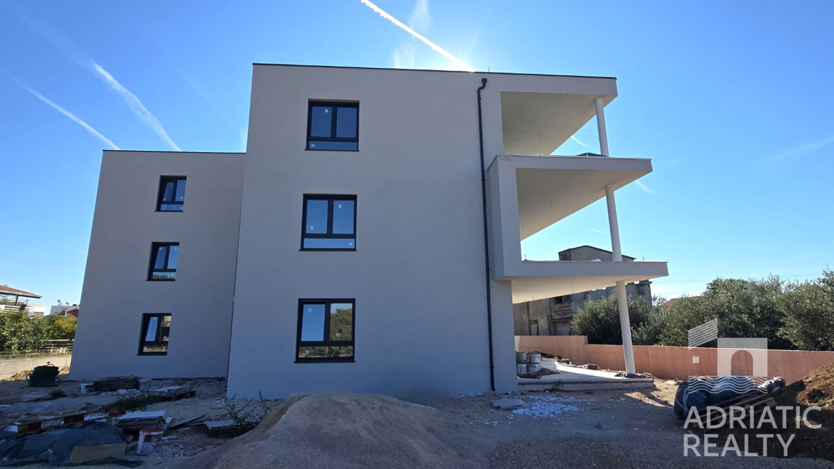 Tribunj, prostoren dvosobni stan v pritličju s svojim vrtom 121,55 m2