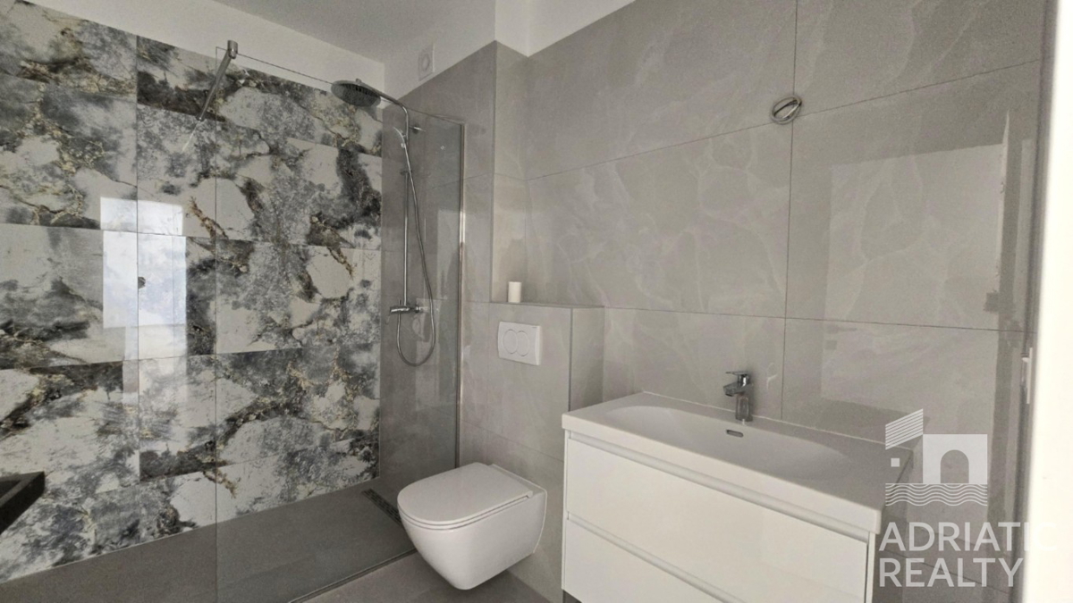 Tribunj, prostoren dvosobni stan v pritličju s svojim vrtom 121,55 m2